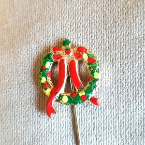 CHRISTMAS WREATH lapel pin Vintage